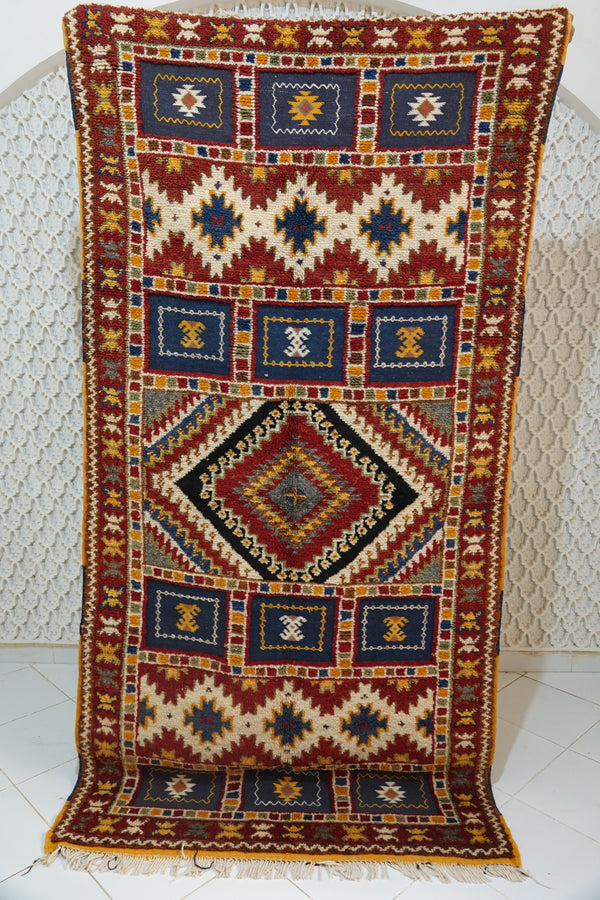 Kilim Taznakht Berber Rug - Timeless Elegance