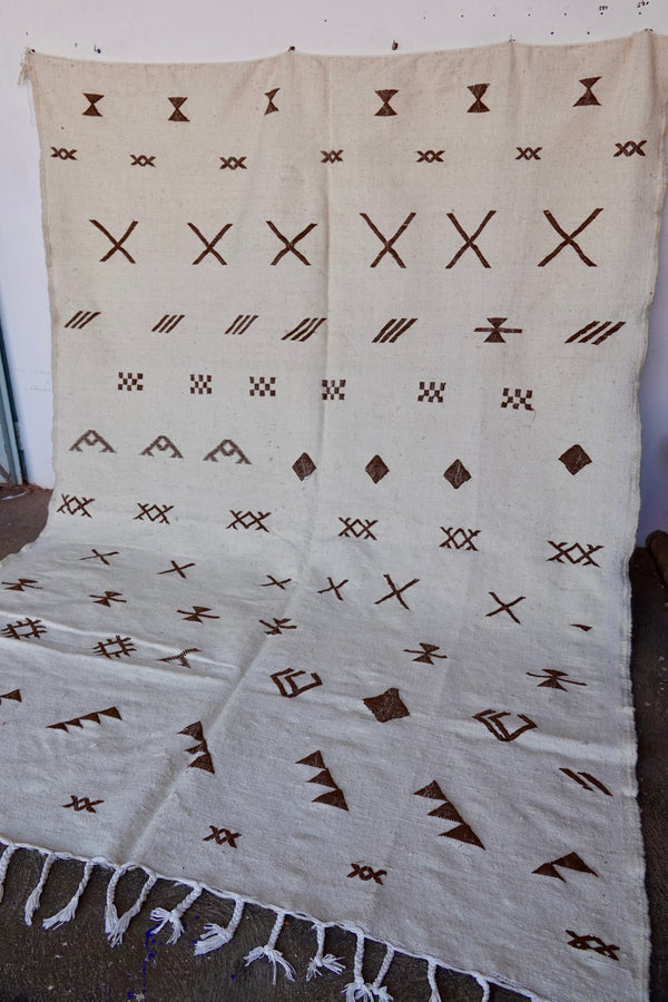 Kilim Taznakht Berber Rug - Exotic Elegance Unmatched